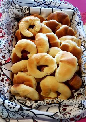 Una foto de 🥐 Medialunas de manteca livianitas y económicas.🥐