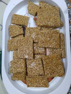 તલની ચીકી (Til Chikki Recipe In Gujarati) રેસીપી મુખ્ય ફોટો