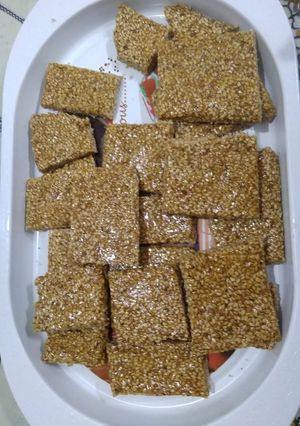 તલની ચીકી (Til Chikki Recipe In Gujarati) રેસીપી મુખ્ય ફોટો