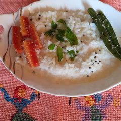 Curd rice with carrot chili kanji pickle A picture of Curd rice with carrot chili kanji pickle.