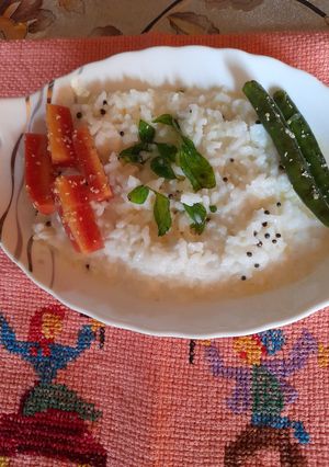 A picture of Curd rice with carrot chili kanji pickle.