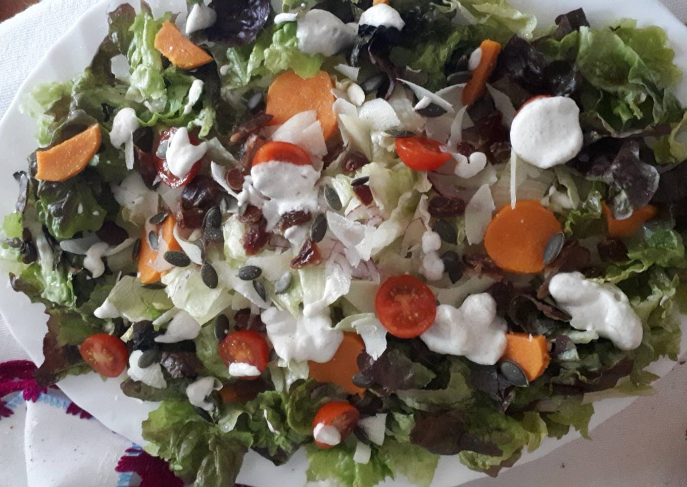 Ensalada con batata, pasas, dátiles y aderezo de queso azul
