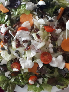 Una foto de Ensalada con batata, pasas, dátiles y aderezo de queso azul