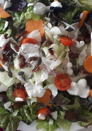 Una foto de Ensalada con batata, pasas, dátiles y aderezo de queso azul