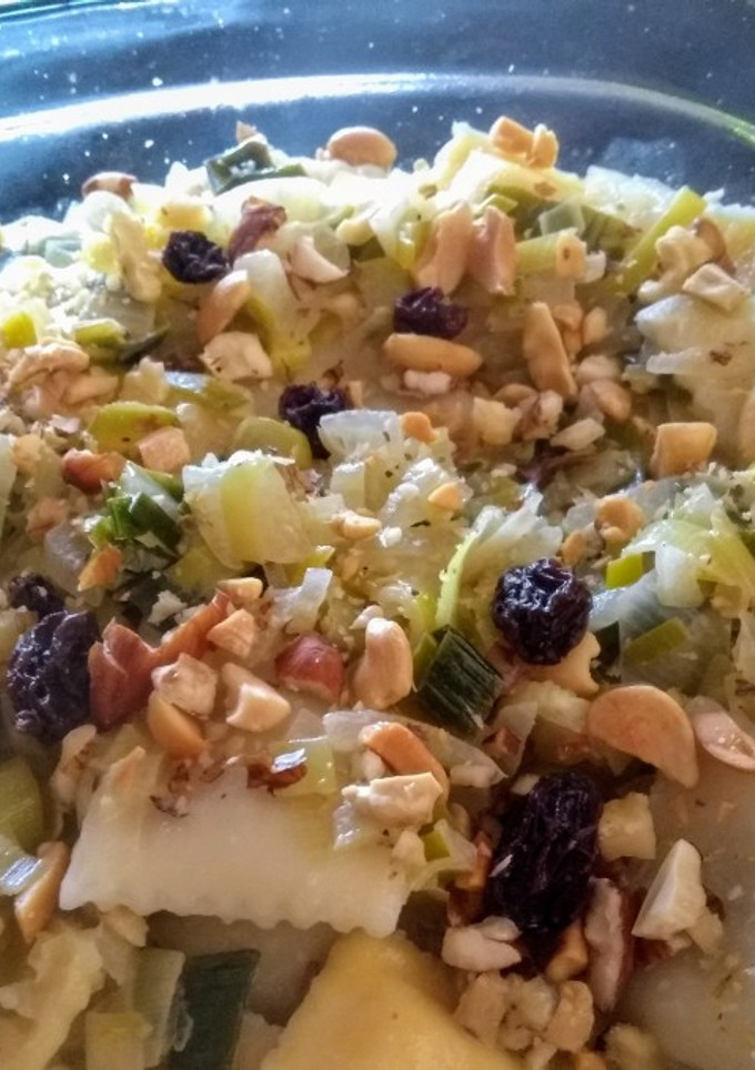 Una foto de Pasta rellena con salsa de puerro y mix de frutas secas