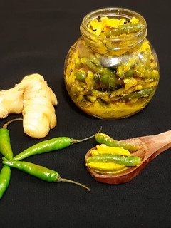 अदरक हरी मिर्च का अचार (adrak hari mirch ka achar recipe in Hindi) रेसिपी मुख्य फोटो