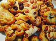 Una foto di wurstel pasta sfoglia