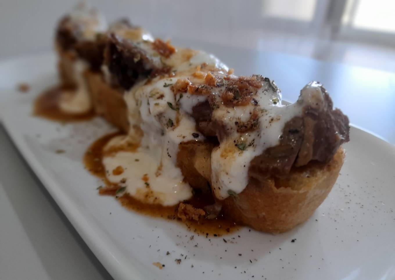 Focaccia de carrilleras con bechamel de gorgonzola