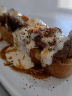 Una foto de Focaccia de carrilleras con bechamel de gorgonzola