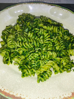 Una foto de Fideos con espinaca y cebolla caramelizada