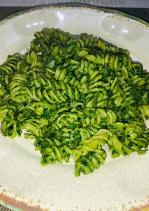Una foto de Fideos con espinaca y cebolla caramelizada