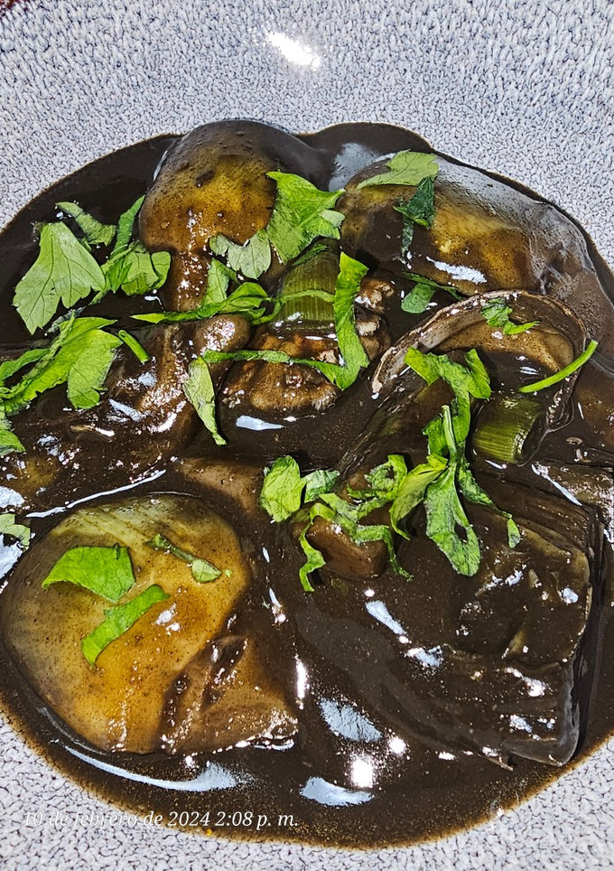 Una foto de Guiso de alcachofas con salsa de tinta de sepia