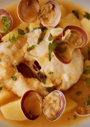 Foto principal de Merluza con patatas y almejas
