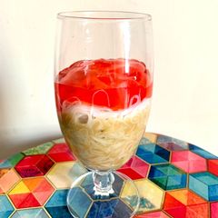 A picture of 3 layered rice vermicelli in coconut milk sauce.