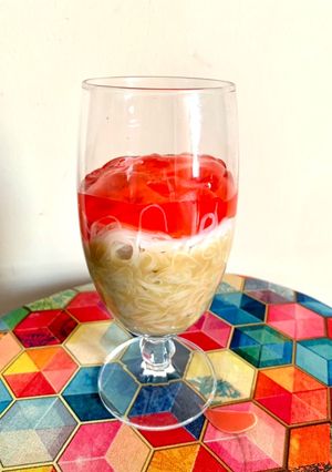 A picture of 3 layered rice vermicelli in coconut milk sauce.