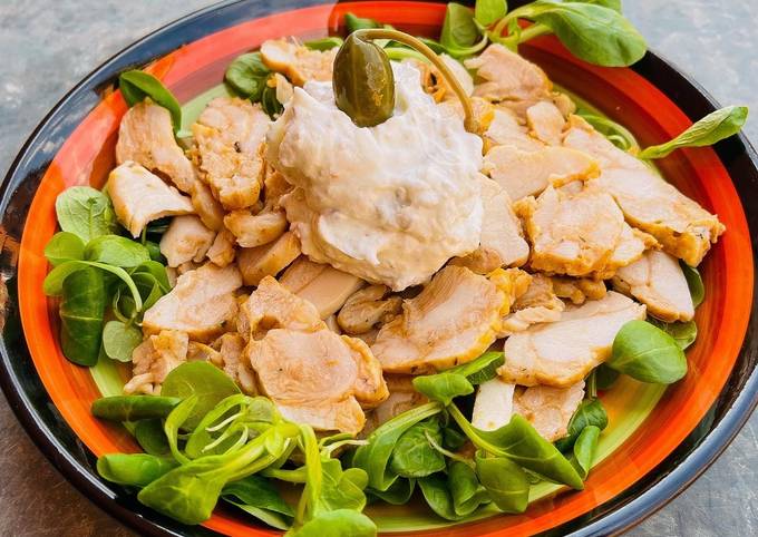Tagliata di pollo con salsa di quark e capperi