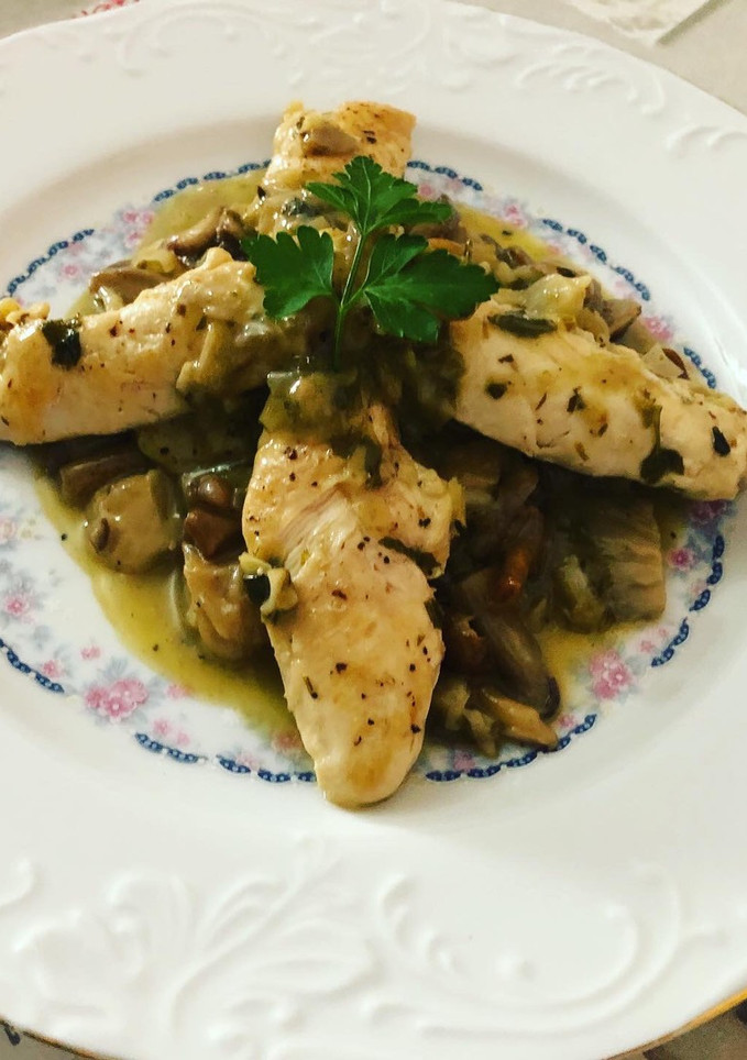 Una foto de Setas salteadas con ajetes tiernos y solomillo de pechuga de pollo