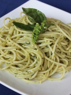 Una foto de Espaguetis con Pesto