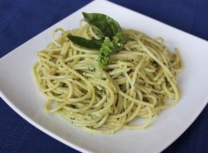 Una foto de Espaguetis con Pesto