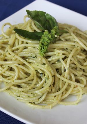 Una foto de Espaguetis con Pesto