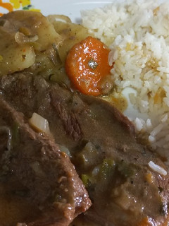 Una foto de Sudado de carne con un toque de cerveza