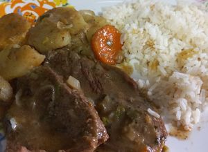 Una foto de Sudado de carne con un toque de cerveza