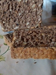 Una foto de Pan integral con masa madre, semillas, avena y nueces
