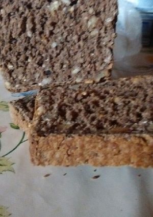 Una foto de Pan integral con masa madre, semillas, avena y nueces