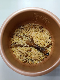 滷雞腳香炊菇菇飯 的食譜成品照片