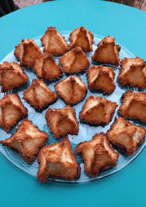 Une photo de Rochers coco en coque de chocolat (congolais)