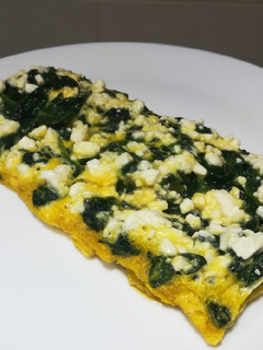 Una foto de Tortilla de espinacas y feta en estuche de vapor (microondas)