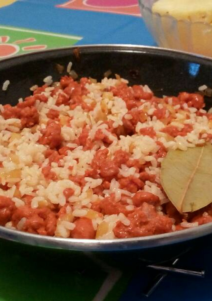Una foto de Arroz con salchichas