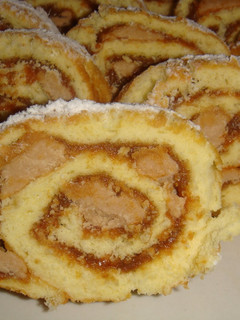 Una foto de Pionono con dulce de leche y pasta Bon o Bon