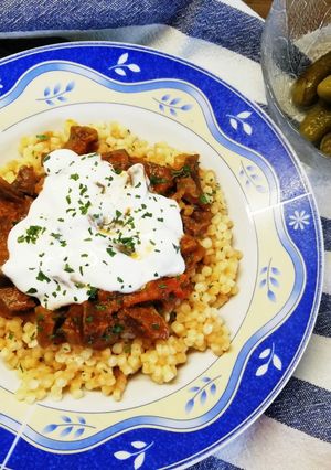 Zúzapörkölt tarhonyával recept fotója