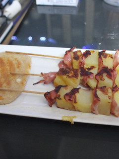 Una foto de San Jacobo con pinchos de daditos de patata y bacon