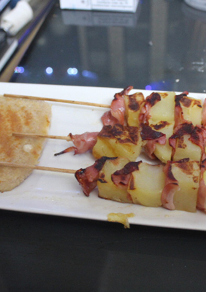 Una foto de San Jacobo con pinchos de daditos de patata y bacon