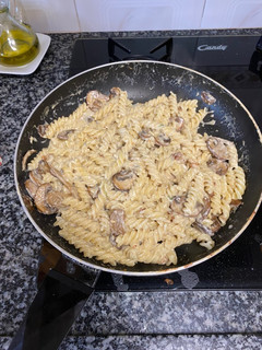 Una foto de Pasta con setas y roquefort