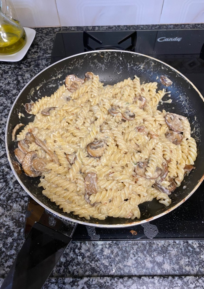 Una foto de Pasta con setas y roquefort