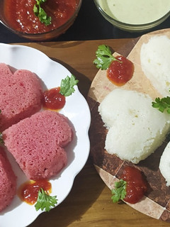 રવા ઈડલી (Rava Idli Recipe In Gujarati) રેસીપી મુખ્ય ફોટો