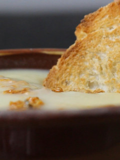 Una foto de Crema de espárragos y tomates secos