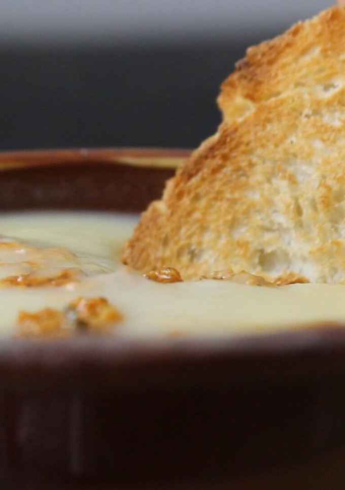 Una foto de Crema de espárragos y tomates secos