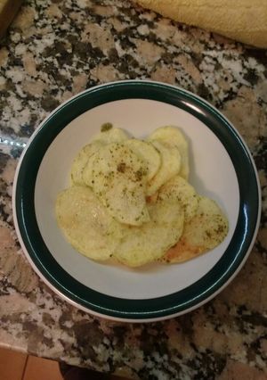 Una foto de Papas fritas crocantes saborizadas en microondas súper rápidas