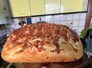 Una foto de focaccia de jamón y queso