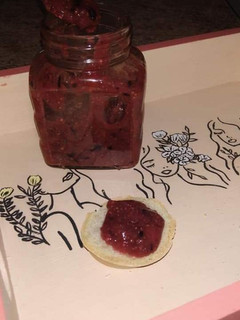 Una foto de Mermelada cruda de frutilla y arándanos