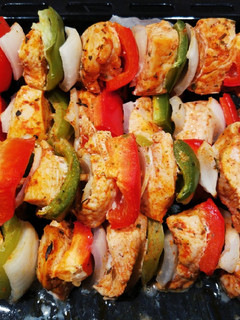 Una foto de Brochetas de pollo con verduras