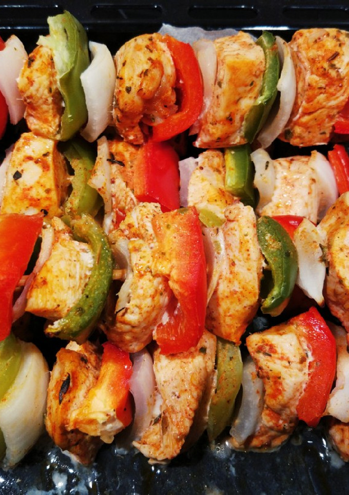 Una foto de Brochetas de pollo con verduras