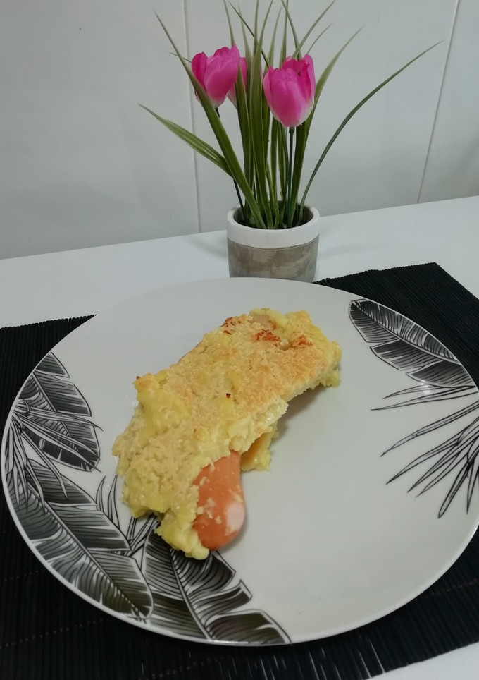 Una foto de Salchichas alemanas con puré de patatas gratinadas