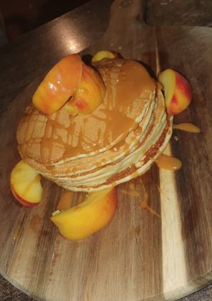 O poză a rețetei Pancakes cu caramel sărat și piersici.