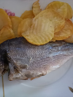 Una foto de Dorada al horno con patatas panaderas