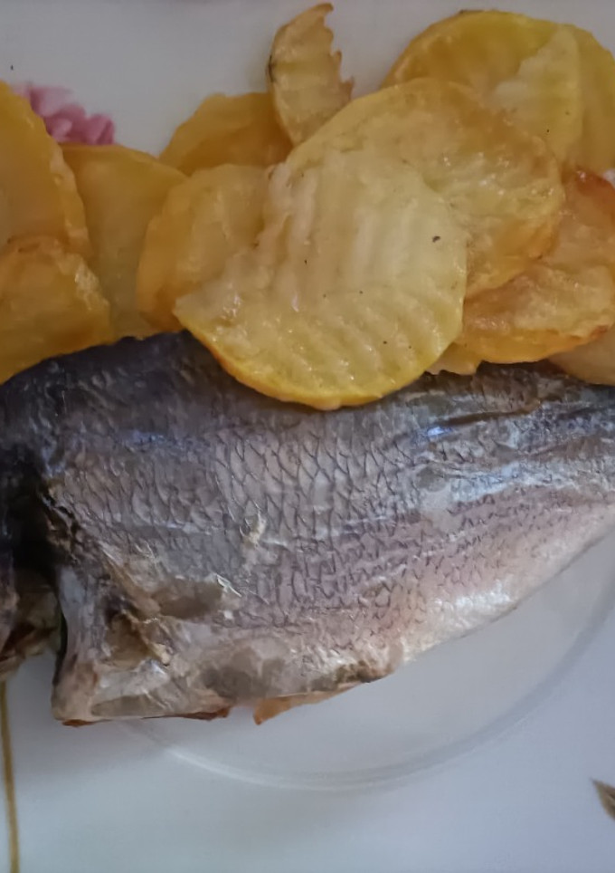 Una foto de Dorada al horno con patatas panaderas